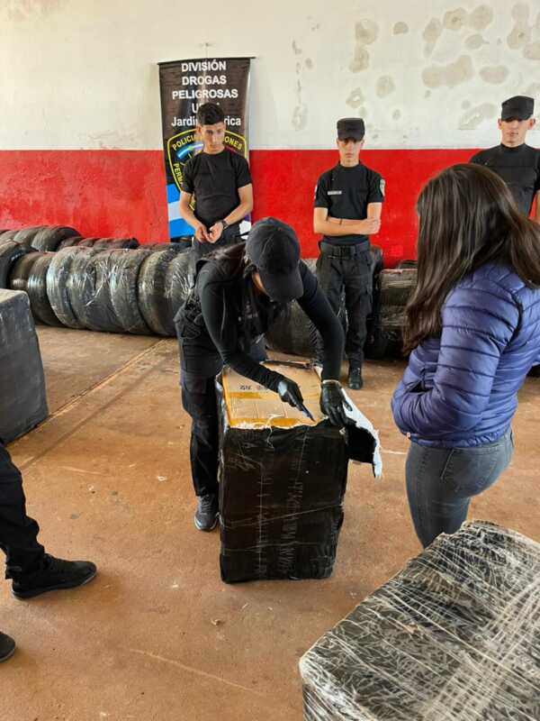 Jardín América: secuestraron mercadería de contrabando valuada en más de $150 millones 1 WhatsApp Image 2025 10 09 at 09.53.37