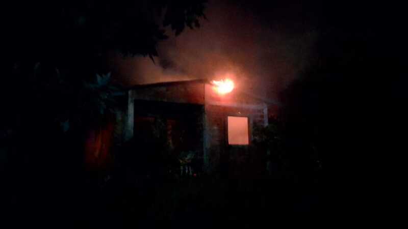 Incendio de vivienda en la zona oeste de Posadas provocó graves daños materiales 1 WhatsApp Image 2025 10 22 at 07.05.55
