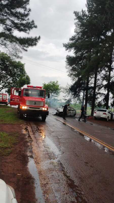 Choque frontal dejó como saldo un muerto y dos heridos en Azara: uno de los autos se prendió fuego 1 choque azara 1