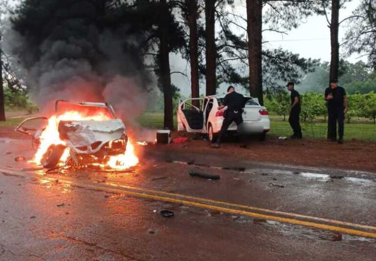 Noticias 12 Choque frontal dejó como saldo un muerto y dos heridos en Azara: uno de los autos se prendió fuego