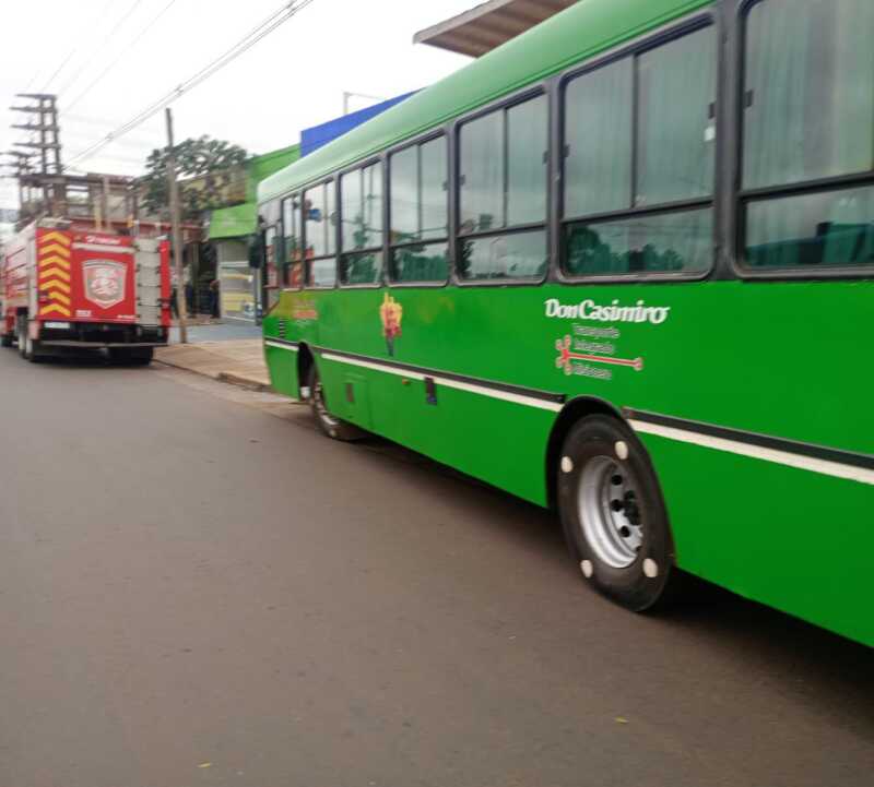 Colectivo de Don Casimiro despistó en Posadas y chocó contra cartel comercial 1 colectivo choco 2