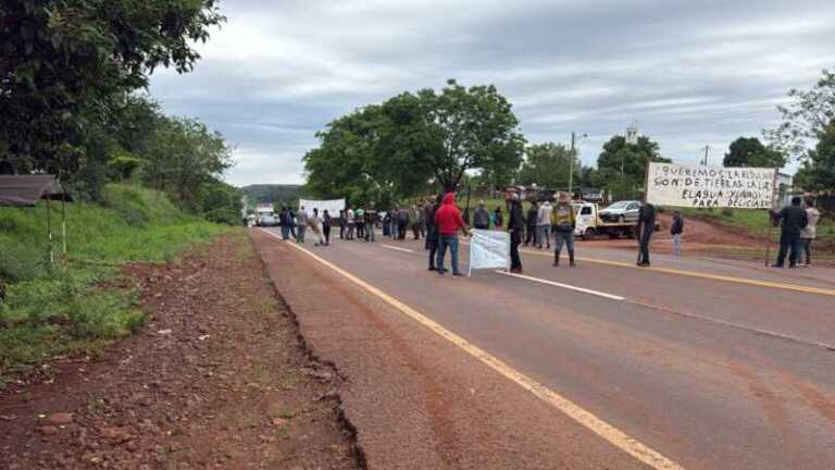 Vecinos de Colonia Delicia realizaron un corte total en la Ruta Nacional 12 reclamando servicios básicos