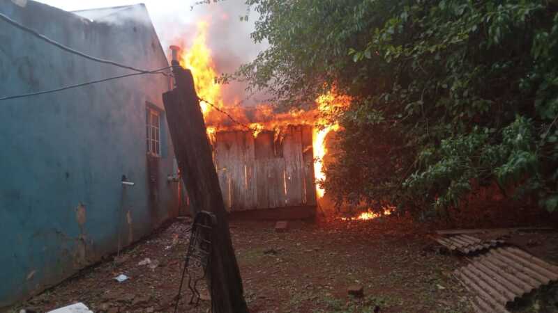 Campo Viera: incendio consumió por completo una vivienda 2 incendio 2 1