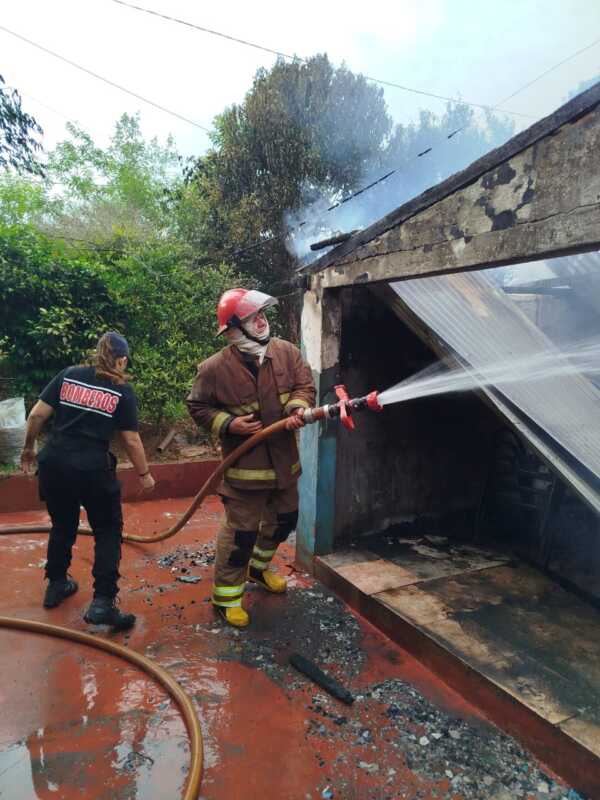Campo Viera: incendio consumió por completo una vivienda 3 incendio 3 1