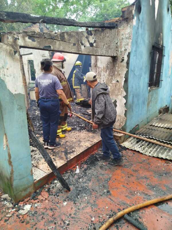 Campo Viera: incendio consumió por completo una vivienda 4 incendio 4