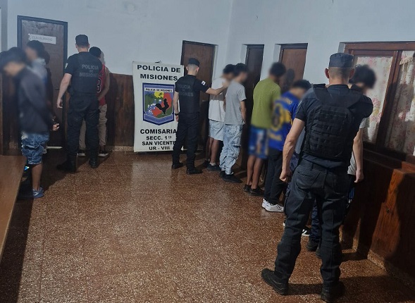 Gresca en la Estudiantina de San Vicente: hay 14 menores demorados