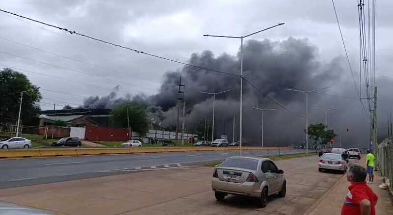 Incendio en un Frigorífico de Posadas: cuatro camiones afectados y fuertes explosiones en zona de talleres 1 Captura de pantalla 2025 11 16 113946