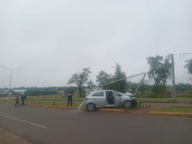 Auto despistó en Posadas y chocó contra un poste 1 WhatsApp Image 2025 11 13 at 08.21.35