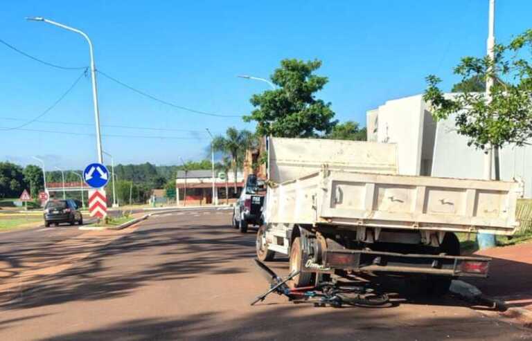 Ciclista está gravemente herida tras ser chocada por un camión en San Ignacio
