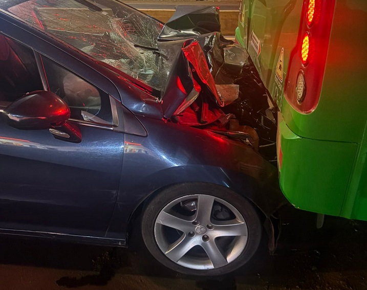 Choque entre colectivo de Don Casimiro y un auto: sin lesionados