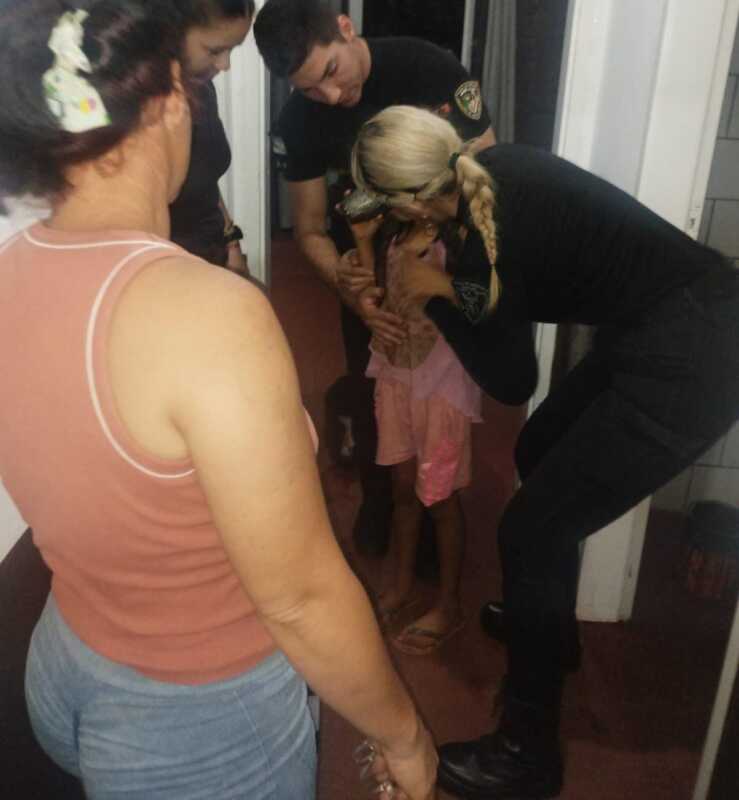Policías salvaron a una niña que se ahogaba con un caramelo en Eldorado 1 poilis heroes 2 1