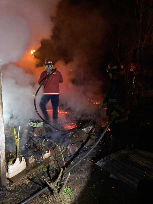 Tragedia en Santa Ana: encontraron restos humanos tras un voraz incendio en una casa 1 incendio santa ana 2