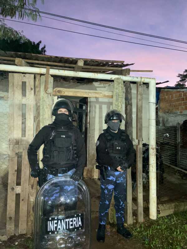 Allanan y capturan a doce integrantes de una banda investigada por robos y estafas en Posadas 1 banda 2