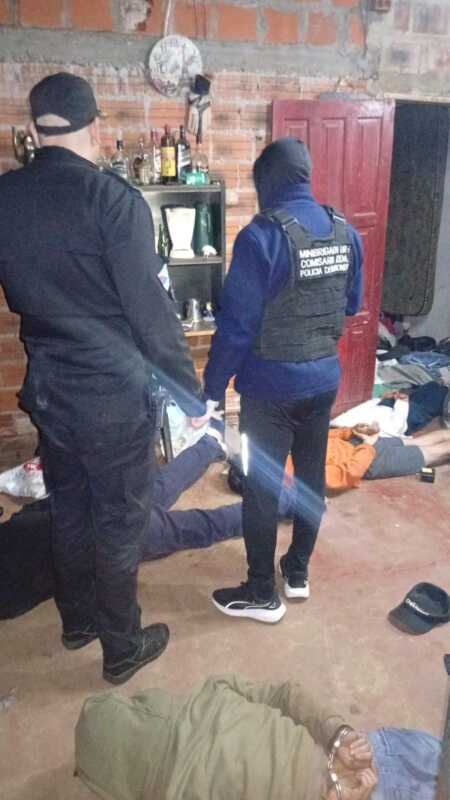 Allanan y capturan a doce integrantes de una banda investigada por robos y estafas en Posadas 2 banda 3