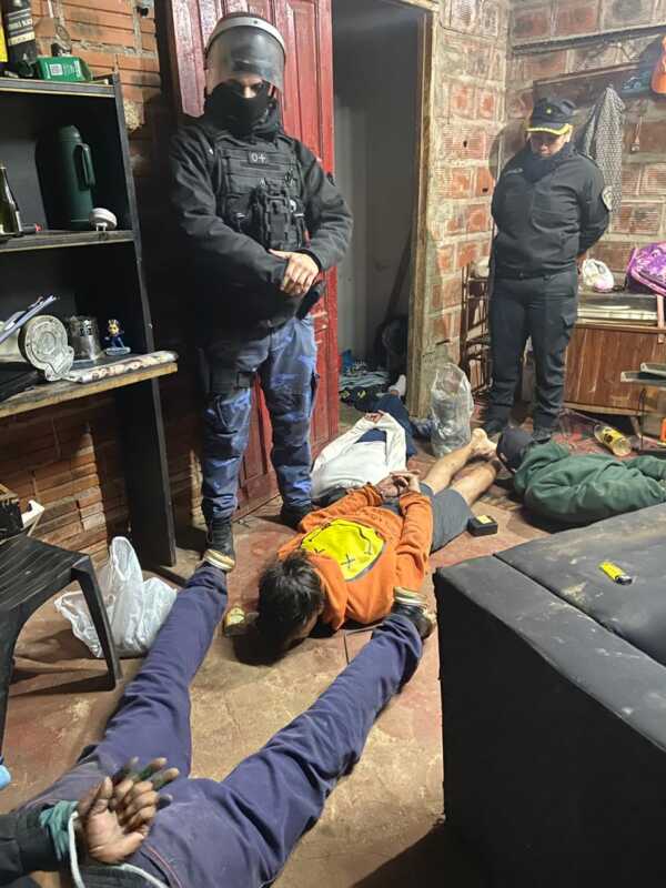 Allanan y capturan a doce integrantes de una banda investigada por robos y estafas en Posadas 3 banda 4