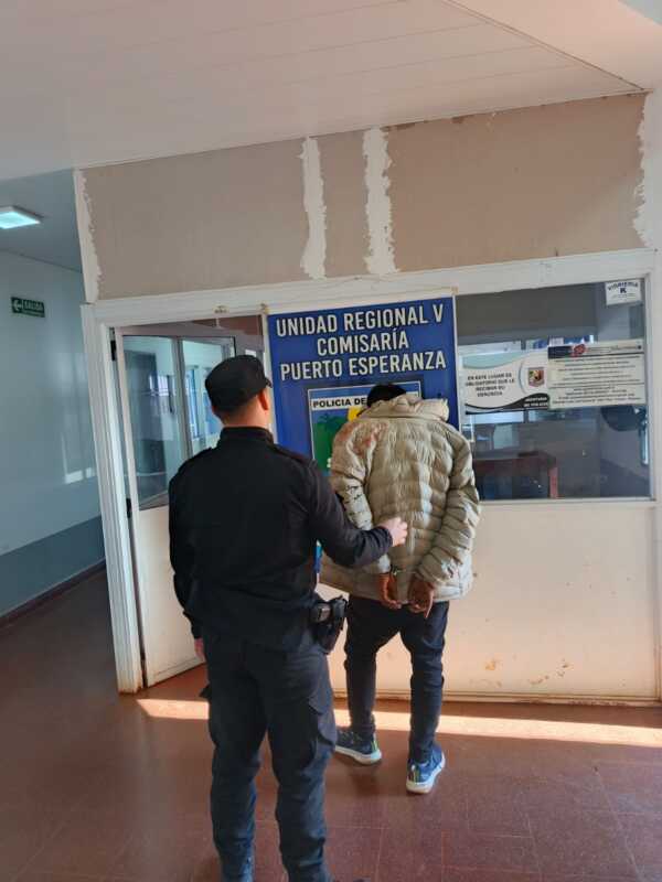 Puerto Esperanza: colombiano llegó alcoholizado a la terminal, creyó que el colectivo se había retrasado y lo atacó a pedradas 2 colombiano agresor 2