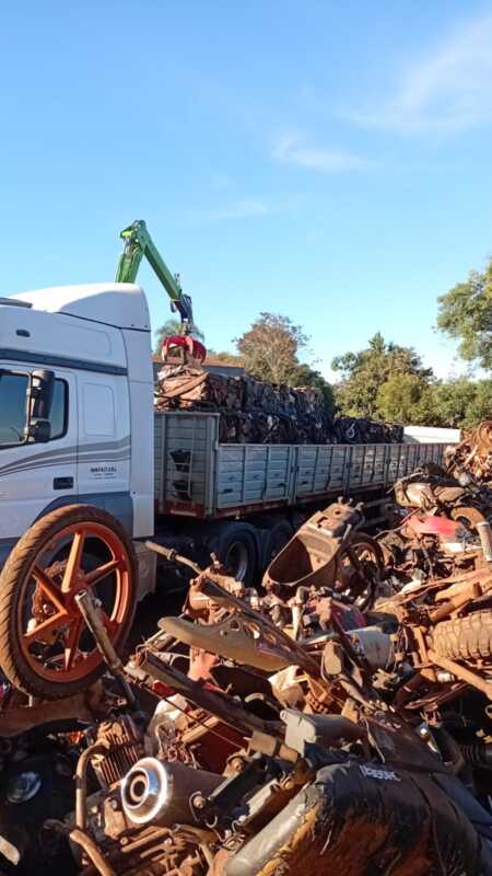Compactaron 127 toneladas de vehículos secuestrados en dependencias policiales de la zona norte de Misiones 1 compactacion 1