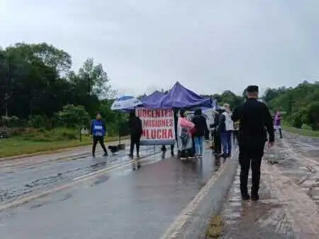 Docentes realizan un corte total sobre la Ruta Nacional 12 en Jardín América
