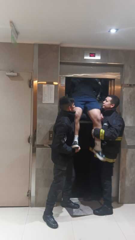 Bomberos rescataron a ocho jóvenes que quedaron atrapados en un ascensor de un edificio en Posadas 1 atrapados en el ascensor 2