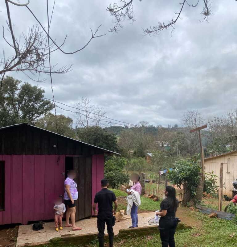 El Uruguay sigue bajando y habilitaron el paso fronterizo en El Soberbio: la Policía evalúa el regreso de las familias evacuadas 1 crecida del rio uruguay 2