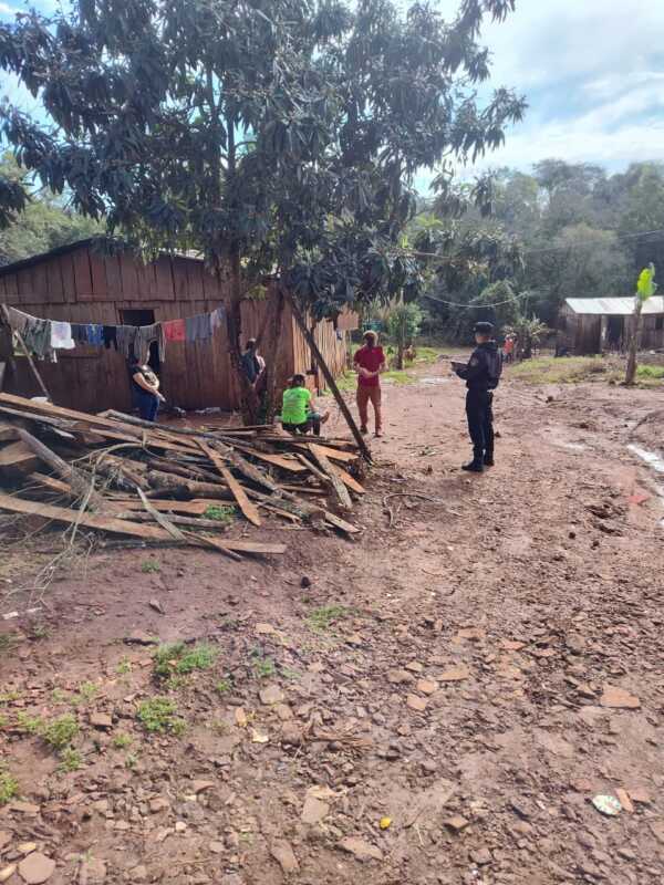 El Uruguay sigue bajando y habilitaron el paso fronterizo en El Soberbio: la Policía evalúa el regreso de las familias evacuadas 3 crecida del rio uruguay 4