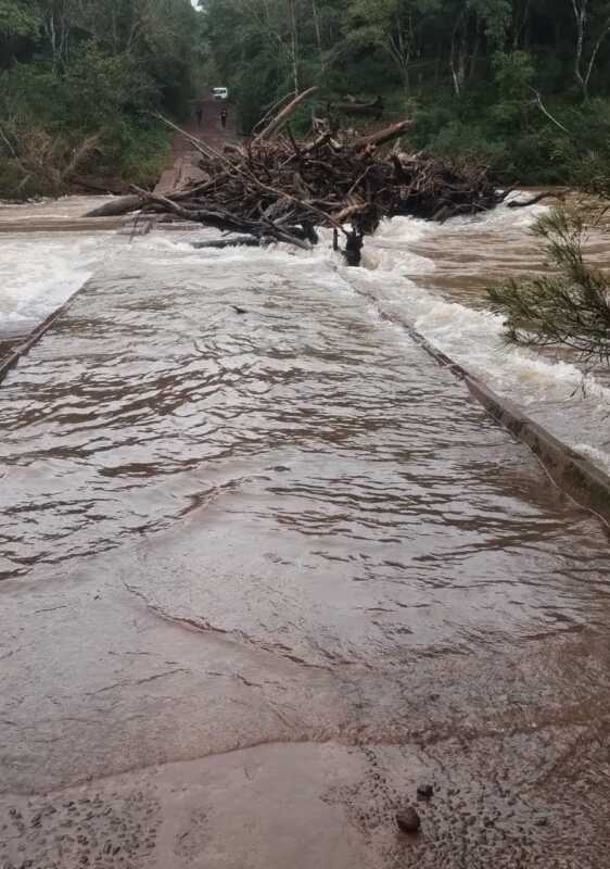 La crecida del arroyo Piray Miní y la acumulación de ramas inhabilitaron el Puente Fabuel en Colonia Victoria 1 crecida piray 1