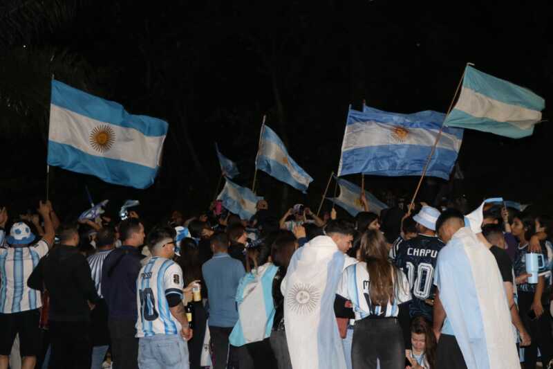 Miles de posadeños coparon la Costanera para celebrar el pase a la final del Mundial 2026 3 posadas festejos 4