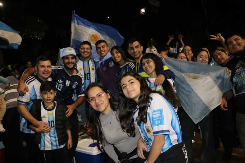 Miles de posadeños coparon la Costanera para celebrar el pase a la final del Mundial 2026 4 posadas festejos 5