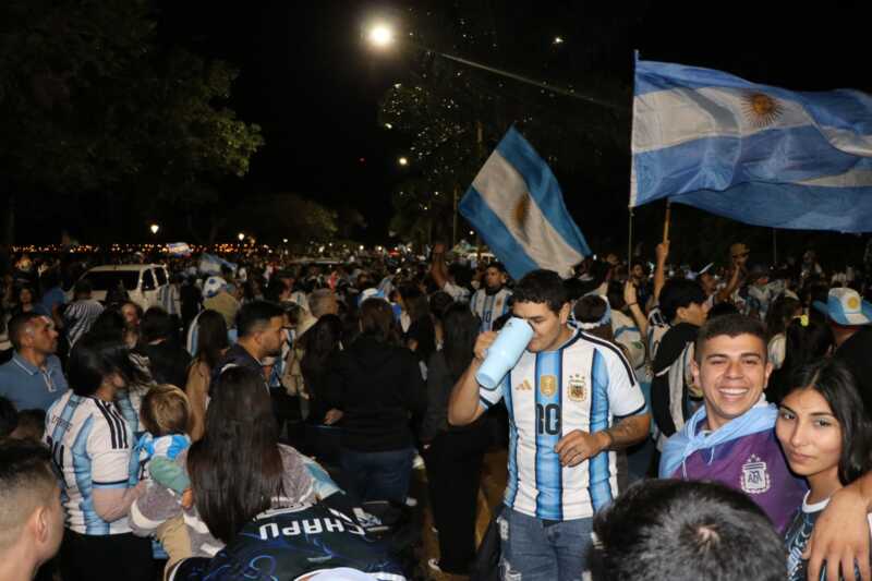 Miles de posadeños coparon la Costanera para celebrar el pase a la final del Mundial 2026 5 posadas festejos 6