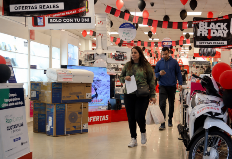 Comenzó el Black Friday en Posadas con descuentos, calles peatonales y shows en el centro