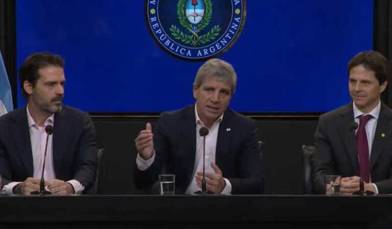 Caputo anunció que el Gobierno usará fondos de Anses para impulsar los créditos hipotecarios para primera vivienda