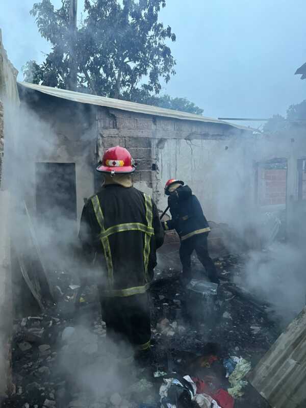 Un incendio destruyó una vivienda y siete alquileres en Oberá 1 incedio viviendas 2