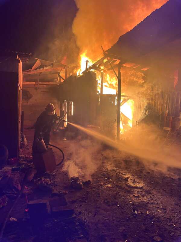 Un incendio destruyó una vivienda y siete alquileres en Oberá 2 incedio viviendas 3