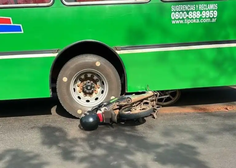 Posadas: motociclista terminó herido tras chocar con un colectivo