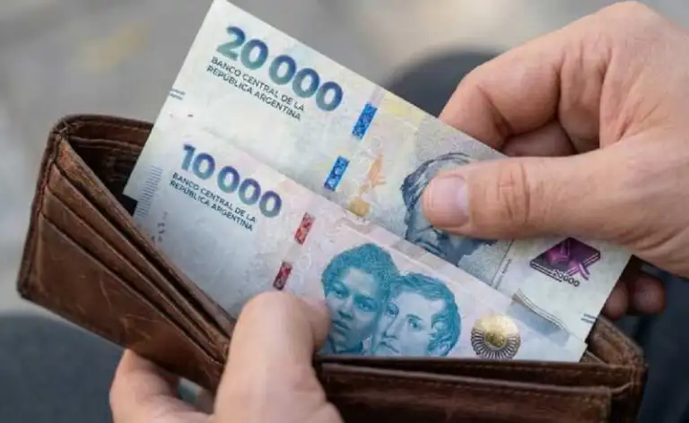 Actualizaron el salario mínimo y llegará a $437.000 en abril del 2027