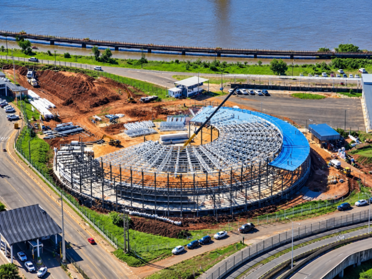 Construccion del estadio junto al rio