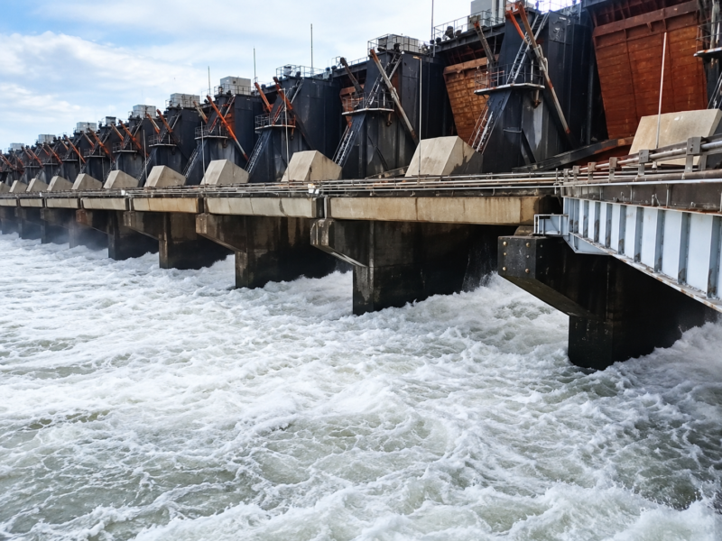 Presa industrial sobre aguas turbulentas
