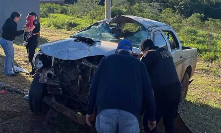 Tres personas resultaron lesionadas tras el despiste de una camioneta en El Soberbio