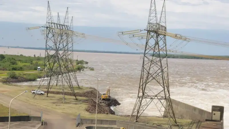 Obras de urgencia en Yacyretá tras el desgaste de una defensa por la fuerza del río Paraná 1 obras yacyreta 1