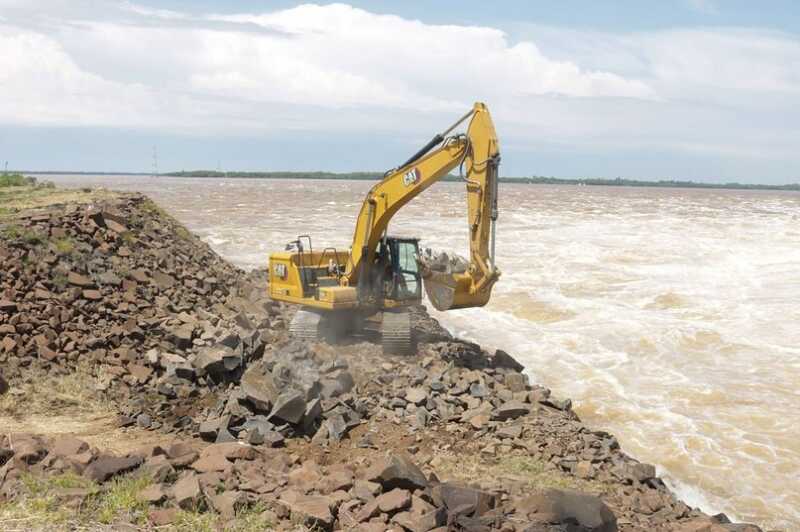 Obras de urgencia en Yacyretá tras el desgaste de una defensa por la fuerza del río Paraná 3 obras yacyreta 3